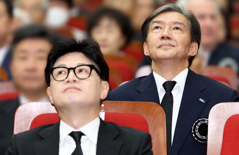 자녀 의혹을 둘러싼 한동훈과 범여권의 공방이 상대 의혹을 꺼내 맞서는 양상으로 흐르고 있다. 각자에게 제기된 의혹에 대한 해명보다 상대를 향한 공세가 앞서면서 사실 확인은 뒷전으로 밀리고 있다. 사진은 한동훈(앞)과 조국. /뉴시스