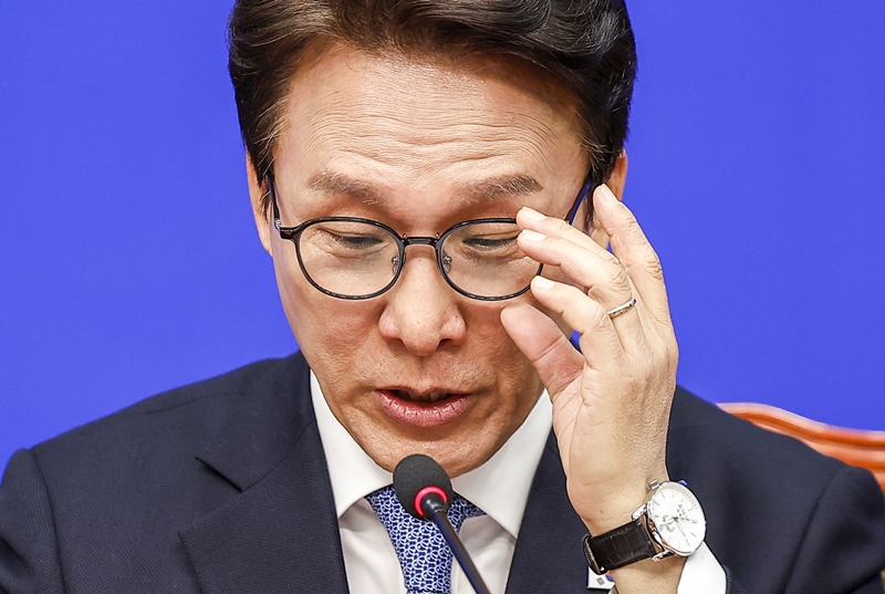 김민석 더불어민주당 대표가 ‘조희대 대법원장 탄핵’ 논의를 공식화했다. 사진은 김 대표의 모습. / 뉴시스