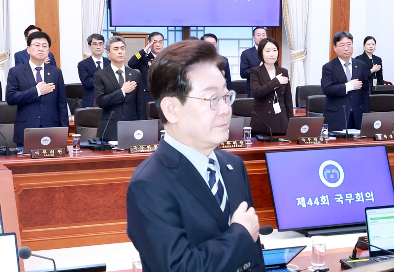 지난 13일 청와대에서 이재명 대통령 주재로 열린 국무회의에서 국무위원들이 국민의례를 하고 있다. (청와대통신사진기자단) / 뉴시스