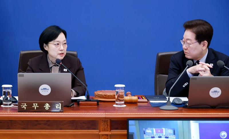 한성숙 국무총리가 13일 청와대에서 열린 국무회의에서 발언을 하고 있다. (청와대통신사진기자단) / 뉴시스
