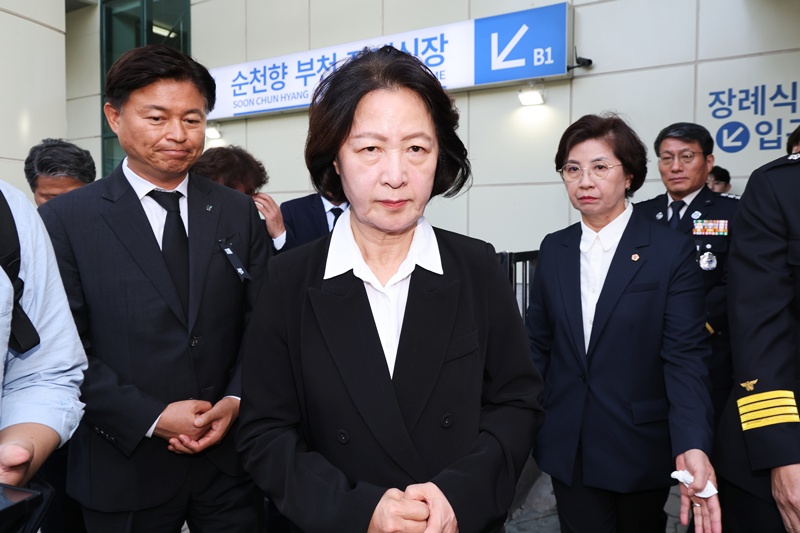 추미애 경기도지사가 17일 경기 부천시 순천향대학교 병원 장례식장에 마련된 부천 도장공장 화재 사망 소방관의 빈소 조문을 마친 뒤 장례식장을 나서고 있다. / 뉴시스