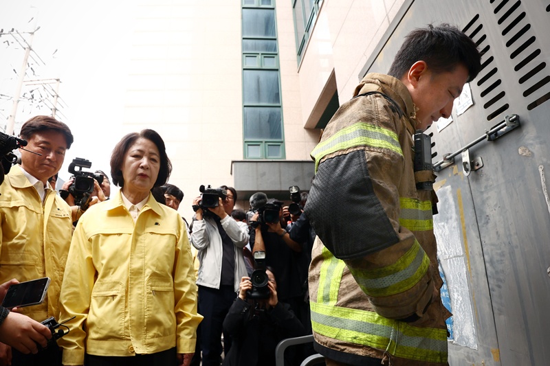 16일 경기도 부천시 오정구의 한 도장공장 화재 현장에서 한 소방관이 눈물을 흘리고 있는 모습이다. / 뉴시스