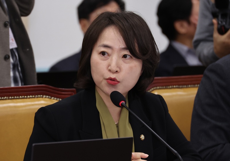 이주희 의원과 여성·시민단체들은 “법이 있어야 무엇이 폭력인지 분명해지고 경찰이 개입할 근거와 의무가 생기며 예산과 인력도 확보된다”며 “사과와 대책 발표만 되풀이하는 일은 여기서 끝나야 한다”고 촉구했다. / 뉴시스