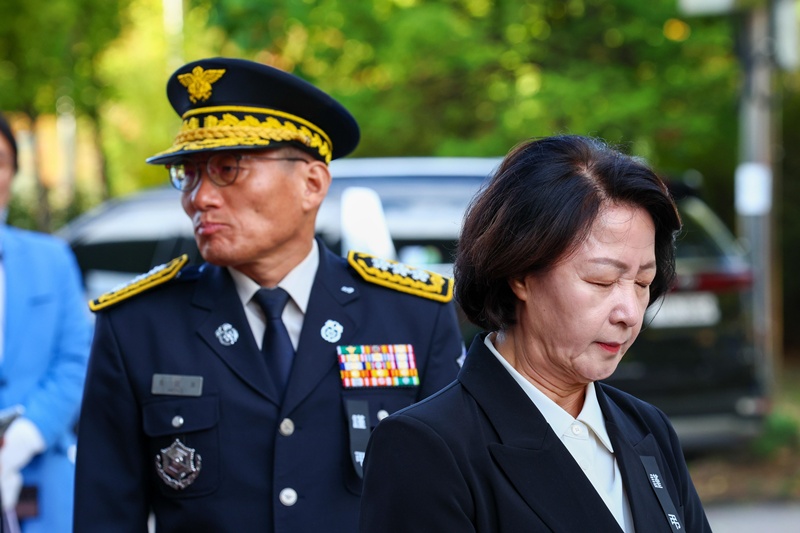 국민의힘이 추미애 경기도지사의 ‘소방 재정 빨대’ 발언 논란을 예산 운용의 책임 문제로 확대하고 나섰다. 소방차량 보강과 순직 소방관 추모행사 예산은 줄이면서 정작 도지사 관용차 구입과 관사 임차에는 도비를 아끼지 않았다는 비판이다. / 뉴시스