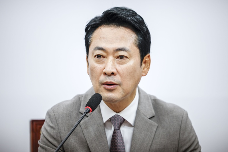 장동혁 대표는 19일 국회에서 열린 최고위원회의에서 추미애 지사를 향해 “소방차량 구입 예산 26억5,000만원을 깎았다”며 “도지사 차량 바꿀 돈 있으면 소방차량 한 대라도 더 바꿔주는 것이 국민 혈세를 올바르게 쓰는 일”이라고 지적했다. / 뉴시스