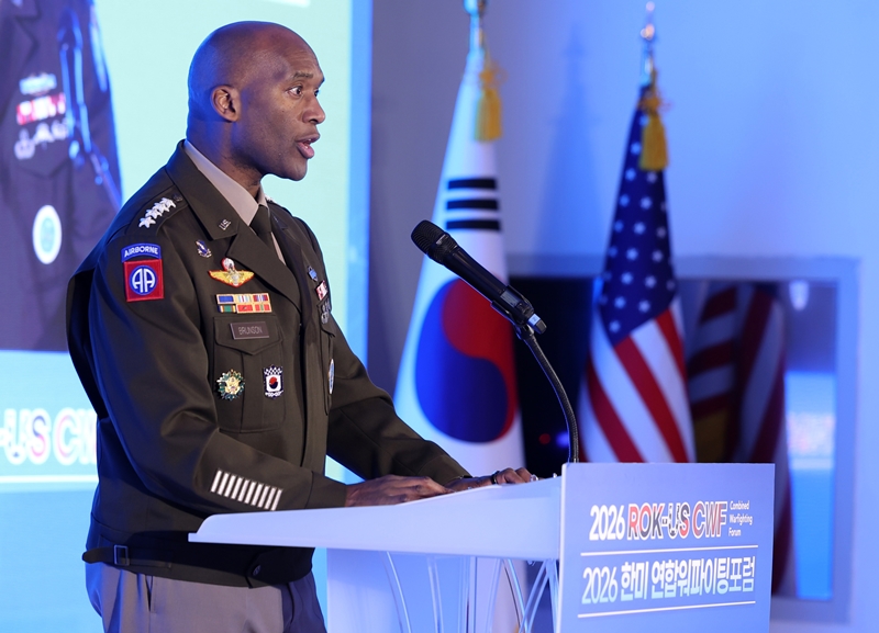 제이비어 브런슨 주한미군사령관이 최근 ‘한국은 비무장지대(DMZ) 남쪽 철책선에서 시작한다’고 발언하며 논란이 불거진 가운데, 더불어민주당도 강하게 반발하며 사과를 촉구했다. 사진은 브런슨 사령관의 모습. / 뉴시스