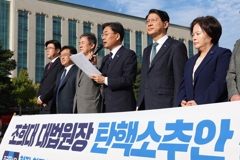 신장식 조국혁신당 대표가 19일 오전 서울 여의도 국회 12.3 계엄해제 상징석 앞에서 열린 현장 최고위원회의에서 조희대 대법원장 탄핵소추안을 공개하고 있다. / 뉴시스
