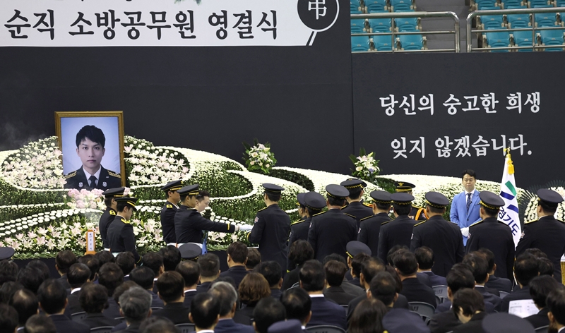 소방청에 따르면, 지난 16일 경기 부천시 소재 공장 화재 현장에 투입됐다가 심정지 상태로 병원에 이송됐던 부천소방서 소속 소방공무원이 17일 오전 0시 55분에 끝내 순직했다. 사진은 19일 경기도 부천시 원미구 부천체육관에서 진행된 순직 소방공무원의 영결식 모습이다. / 뉴시스