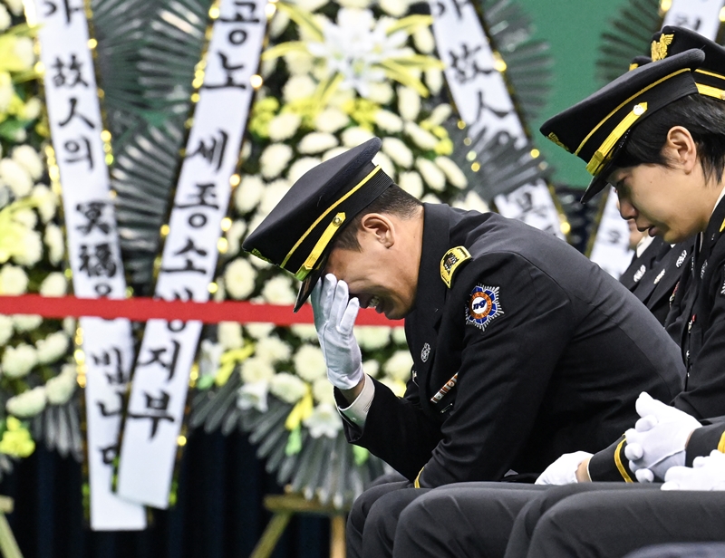 화재 현장에서 소방공무원의 희생이 반복돼 현장 안전체계와 처우 개선에 대한 지적이 이어지고 있다. 사진은 19일 경기도 부천시 원미구 부천체육관에서 진행된 순직 소방관 영결식 현장에서 동료 소방관이 눈물을 흘리고 있는 모습이다. / 뉴시스