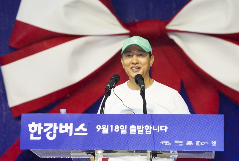 오세훈 서울시장은 19일 국회 국토교통위원회의 서울시 국정감사에서 한강버스 리베이트 의혹을 둘러싼 민주당 의원들의 공세를 “정치공세”라고 반박했다. 사진은 지난해 9월 17일 서울 여의도 한강시민공원 한강버스 정류장에서 열린 취항식에서 기념사하는 오 시장. / 뉴시스
