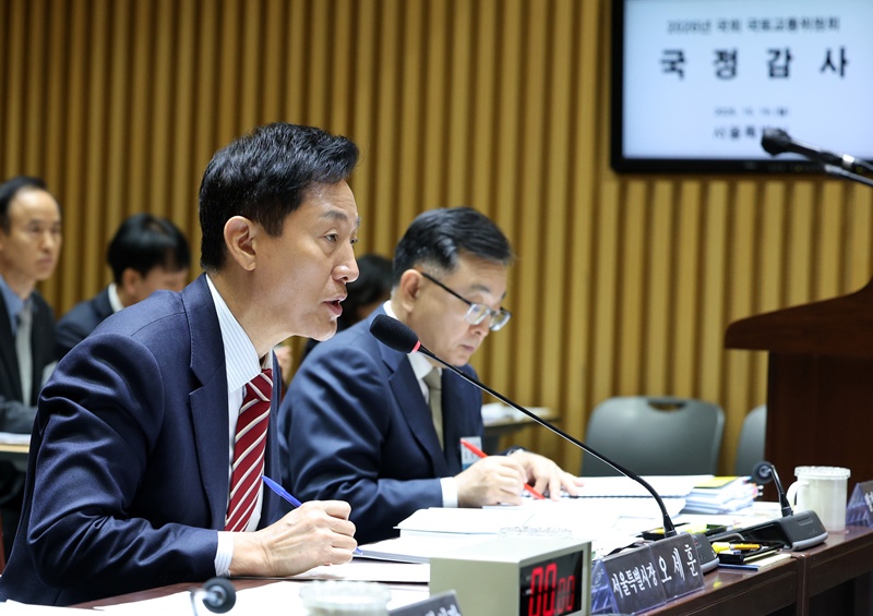오세훈 서울시장이 19일 오전 서울 중구 서울시청에서 열린 국회 국토교통위원회 서울시 국정감사에 참석해 의원들의 질의에 답하고 있다. / 뉴시스