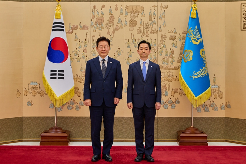 이재명 대통령이 19일 청와대에서 김지용 중대범죄수사청장에게 임명장을 수여 후 기념촬영을 하고 있다. (사진=청와대 제공) / 뉴시스