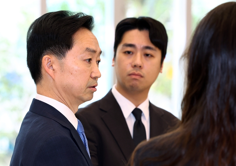 김지용 초대 중대범죄수사청장이 19일 서울 중구 중수청으로 출근하며 도어스테핑을 하고 있다. / 뉴시스