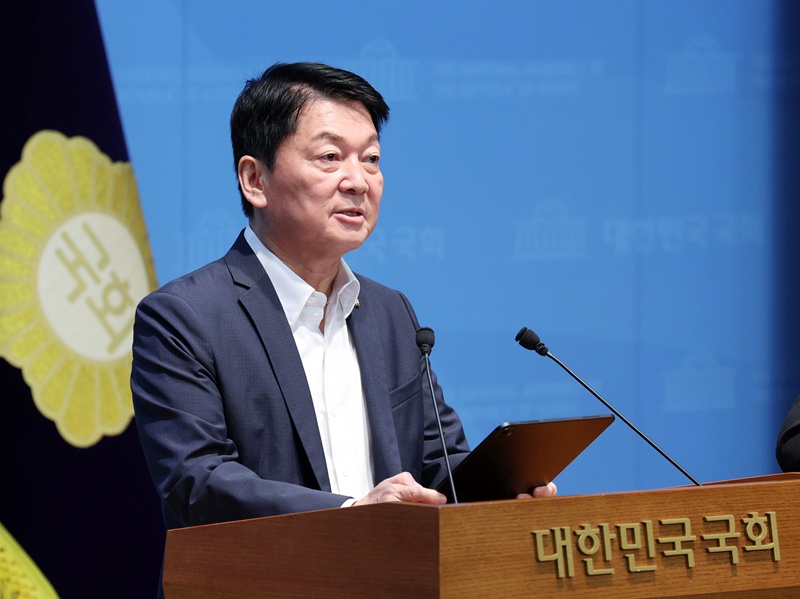 안철수 의원은 이재명 대통령과 금융당국의 대응을 문제 삼고 나섰다. 그는 19일 페이스북에 “(정부가) 상법 개정과 자본시장 선진화를 줄기차게 선전하더니, 정작 솔리다임 건에는 침묵한다”며 “(솔리다임 상장시) AI컴퍼니의 지분 투자자인 SK 계열사들은 상장에 따른 수익을 그대로 가져간다”고 적었다. / 뉴시스