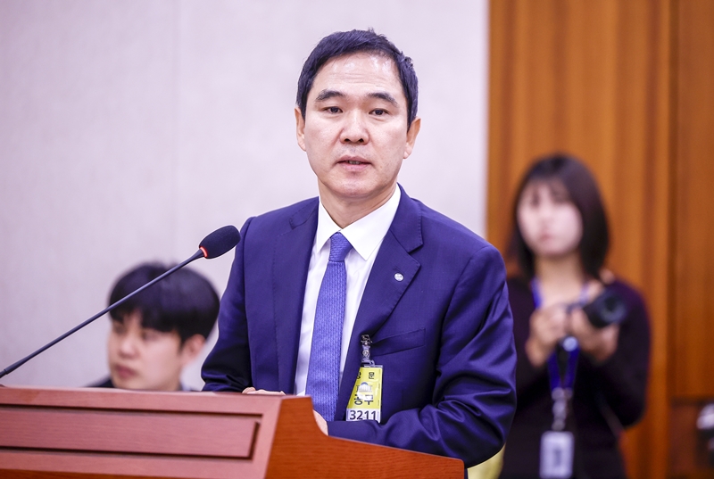 신학기 수협은행장이 19일 서울 여의도 국회에서 열린 농림축산식품해양수산위원회의 해양경찰청 등에 대한 국정감사에서 질문에 답하고 있다. / 뉴시스