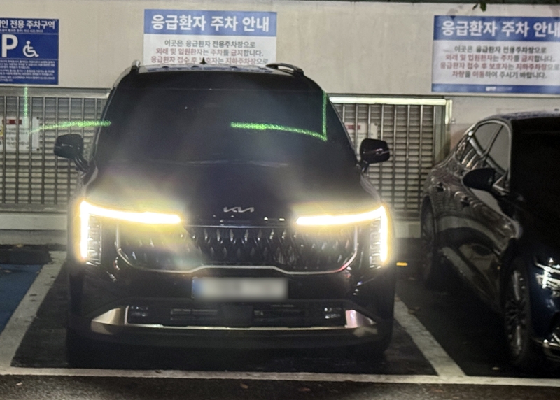 김민석 더불어민주당 대표가 지난 18일 밤 화재 진압 도중 순직한 고 김진석 소방위 빈소가 마련된 순천향대 부속 부천병원 장례식장을 찾아 조문했다. 김 대표 일행이 탄 차량이 응급환자 전용주차장에 주차돼 있다. / 뉴시스