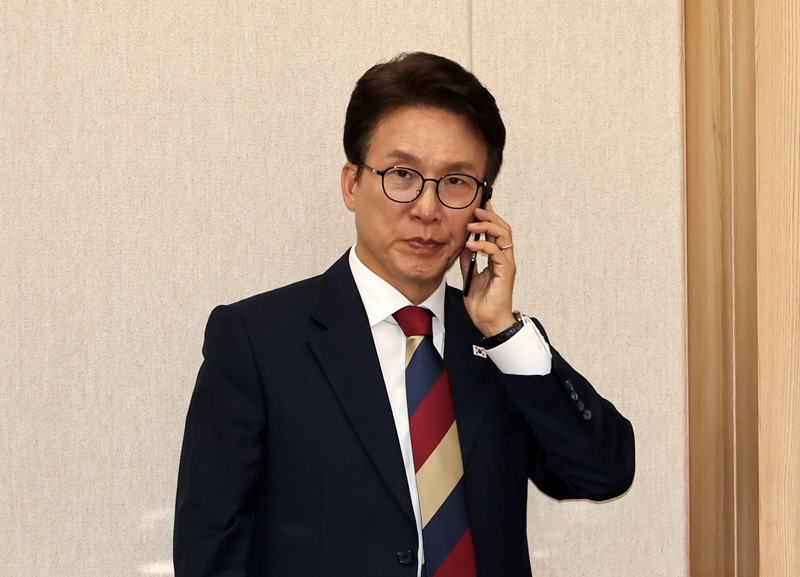 김민석 더불어민주당 대표가 19일 오전 충남 계룡시 계룡대에서 열린 국회 국방위원회의 육군본부 등에 대한 국정감사에서 누군가와 통화하고 있다. / 뉴시스