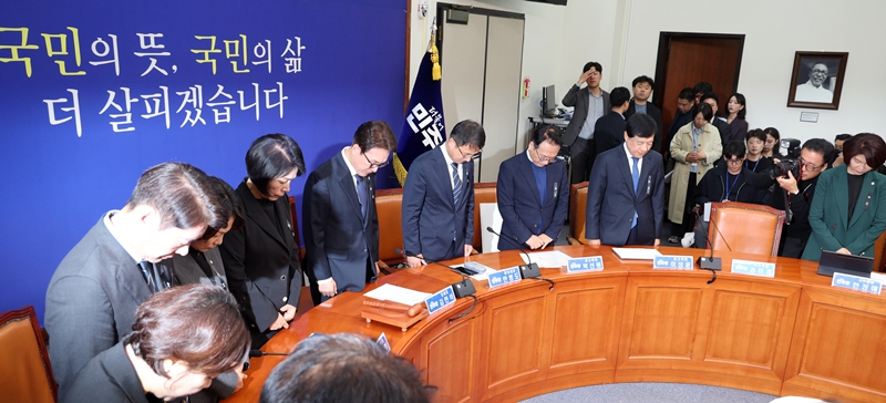 김민석 더불어민주당 대표 등 지도부가 19일 국회에서 열린 최고위원회의에 앞서 부천 공장 화재로 순직한 소방대원을 추모하며 묵념을 하고 있다. / 뉴시스
