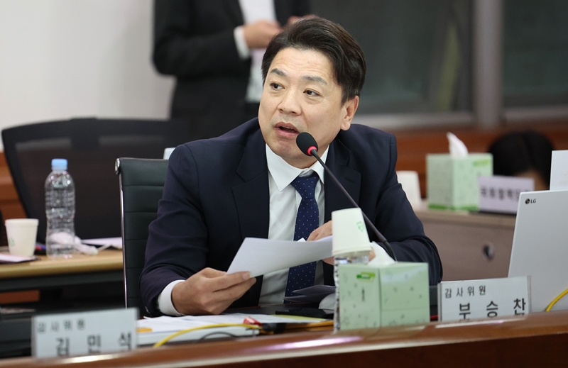 추미애 경기지사의 ‘소방 재정 빨대’ 발언 논란이 가라앉지 않고 있는 상황에서 부승찬 더불어민주당 의원이 “재정을 진짜 쭉쭉 빨아먹는 거 아닌가”라는 발언을 해 또 다시 논란이 됐다. 사진은 부 의원의 모습. / 뉴시스
