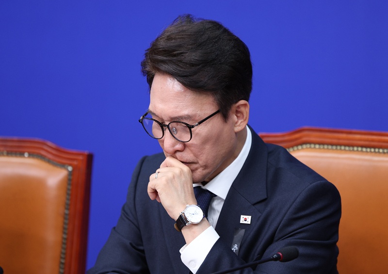 조희대 대법원장 탄핵 논의를 시작한 더불어민주당이 추진 여부를 놓고 의견 수렴에 들어갔다. 보완수사권과 중수청장 인선에 이어 탄핵 문제에서도 당내 이견을 조정해야 하는 김민석 대표의 부담이 커지고 있다. / 뉴시스