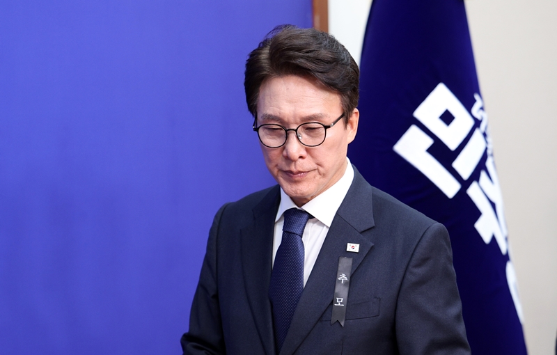 김민석 더불어민주당 대표가 20일 자당 부승찬 의원이 ‘소방이 재정을 쭉쭉 빨아먹는 것 아닌가’라고 발언해 논란을 빚은 점에 대해 사과했다. 사진은 김 대표의 모습. / 뉴시스