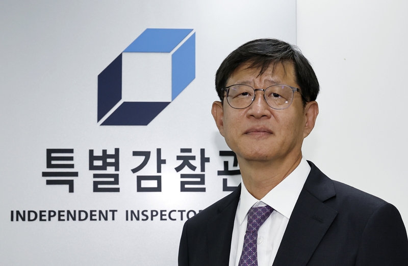 최길수 특별감찰관 후보자가 지난 8월 25일 서울 종로구 특별감찰관 청문회 준비 사무실로 출근하고 있다. / 뉴시스