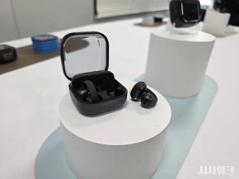 삼성전자의 갤럭시 버즈 온(Galaxy Buds On)’.  갤럭시 버즈 시리즈 최초의 클립형 무선 이어폰이다. 귀에 가볍게 걸칠 수 있는 클립형 폼팩터를 채택했다. 이를 통해 장시간 착용해도 귀에 부담이 적다는 것이 삼성전자 측 설명이다. / 박설민 기자