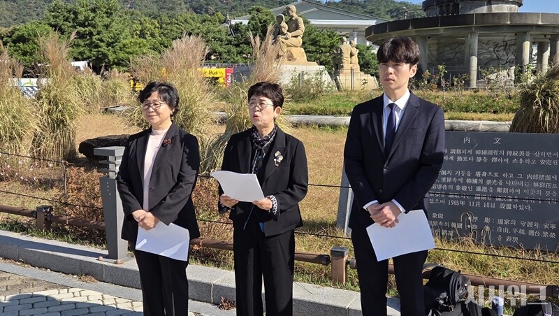 20일 청와대 분수대 앞에서 진행된 정신건강전문요원 3개 단체 공동 기자회견에서 김숙자 대한간호협회 정신간호사회 회장(가운데)이 발언하고 있는 모습이다. / 사진=이민지 기자
