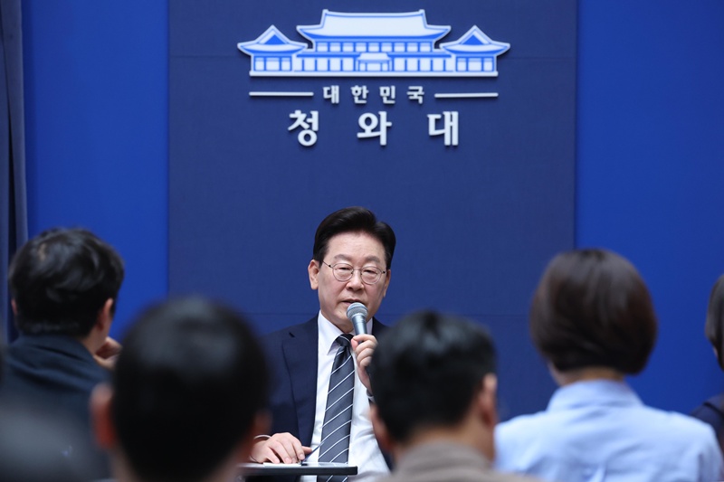 이재명 대통령은 19일 청와대 춘추관을 방문해 열린 기자단 간담회에서 자체 방위 역량을 강조하며 전작권 조기 환수 의지를 밝혔다. 북한의 핵무기에 대해서는 “최후 방어 무기에 해당하죠”라고 말했다. / 뉴시스