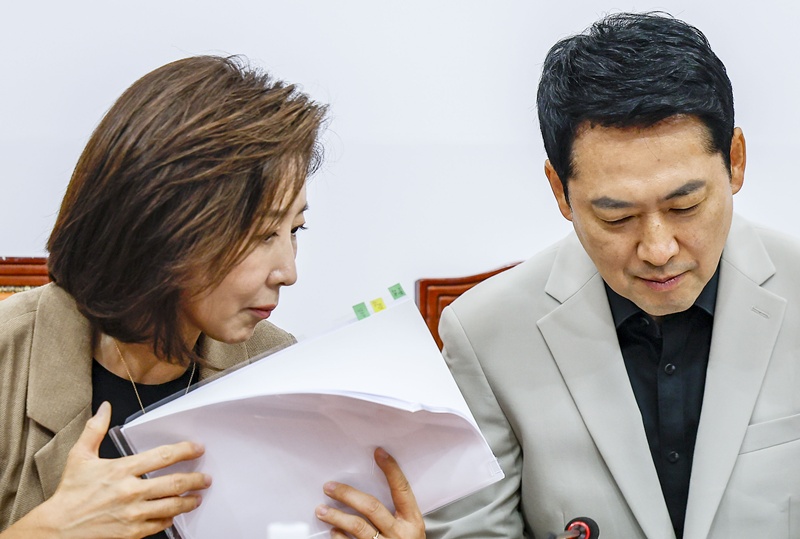 나경원 국민의힘 의원(왼쪽)과 장동혁 대표(오른쪽)는 이재명 대통령의 ‘최후 방어무기’ 발언이 북핵 위협을 과소평가한 것이라며 비판했다. 나 의원은 전작권 조기 환수 주장 철회를 요구했고, 장 대표는 정부의 대북 대응을 비난하며 정권 퇴진까지 주장했다. / 뉴시스