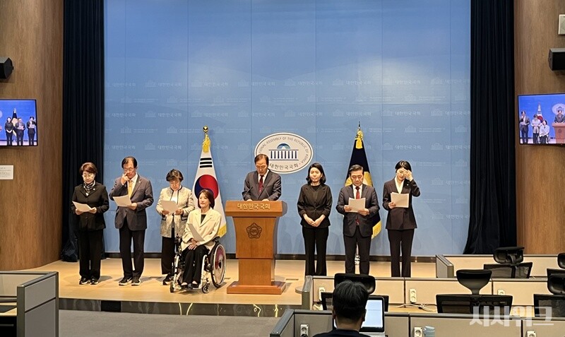 국회 복지위원회 소속 국민의힘 의원들은 20일 국회에서 기자회견을 열고 “응급실의 순서는 권력이 아니라 위중도가 정한다”며 주차 논란에 대한 김민석 대표의 직접 사과를 요구했다. 사진은 20일 국민의힘 복지위원 기자회견 모습. / 사진=김윤혁 기자