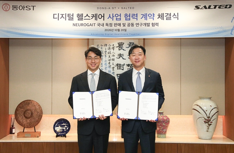 동아ST는 솔티드와 디지털 헬스케어 사업 협력 계약을 맺고 AI 보행분석 솔루션 뉴로게이트의 국내 독점 판매 권리를 확보했다. 사진은 정재훈 동아ST 사장(오른쪽)과 조형진 솔티드 대표이사가 기념 사진을 촬영한 모습. / 동아제약