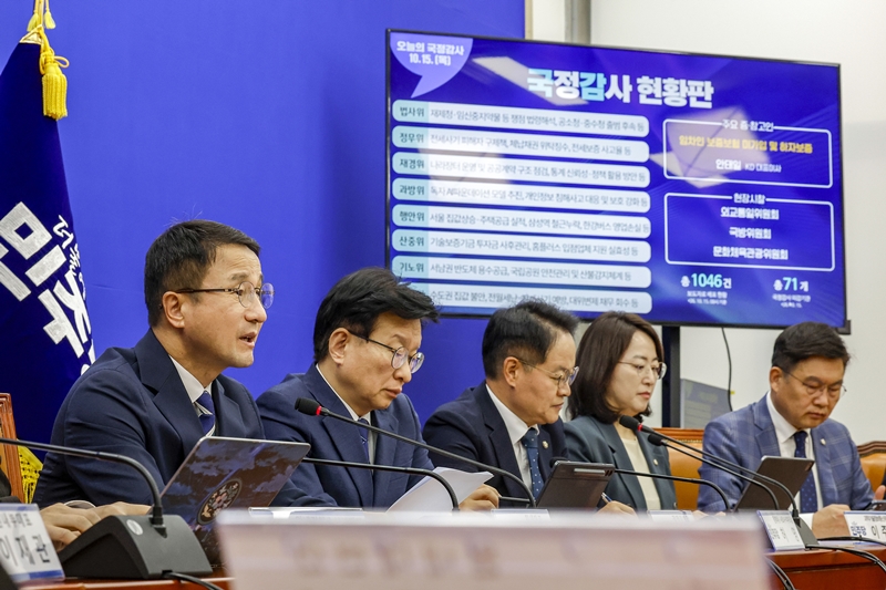 더불어민주당은 ‘한강버스 리베이트 의혹’을 고리로 국민의힘 소속 오세훈 서울시장을 정조준하고 있다. 사진은 한병도 민주당 원내대표가 지난 15일 국회에서 열린 국정감사 대책회의에서 발언하고 있는 모습. / 뉴시스