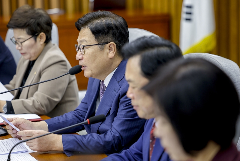 국민의힘은 더불어민주당 소속인 추미애 경기지사의 ‘소방 재정 빨대’ 발언 논란에 대한 공세 수위를 높이고 있다. 사진은 정점식 국민의힘 원내대표가 20일 국회에서 열린 국정감사 대책회의에서 발언하고 있는 모습. / 뉴시스