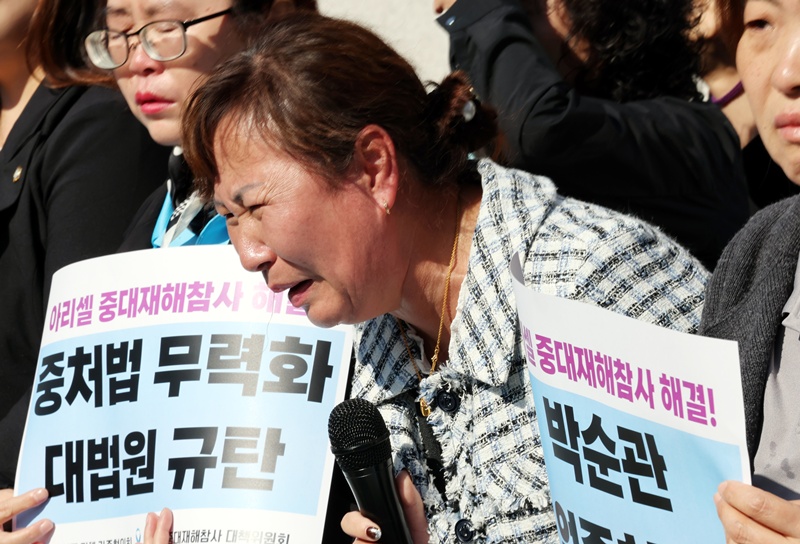 ‘아리셀 참사’ 유가족들이 20일 서울 대법원에서 열린 기자회견 도중 눈물을 흘리고 있다. 대법원은 이날 노동자 23명이 숨진 참사와 관련해 박순관 아리셀 대표에게 징역 4년을 선고한 원심을 확정했다. / 뉴시스
