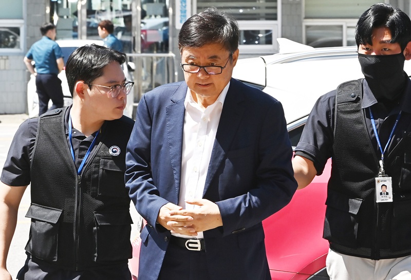 박순관 아리셀 대표는 전지 폭발·화재 위험을 확인하고 개선할 절차와 재해 예방 예산, 비상대응 매뉴얼 등을 마련하지 않은 책임이 인정돼 20일 징역 4년을 확정받았다. 노동자 23명이 숨진 참사에도 1심보다 11년 줄어든 형량이 확정되면서 유족 합의 등을 반영한 감형 판단에 비판이 이어지고 있다. / 뉴시스