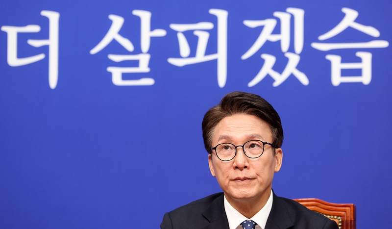 김민석 더불어민주당 대표가 21일 국회에서 열린 최고위원회의에 참석해 자리하고 있다. / 뉴시스