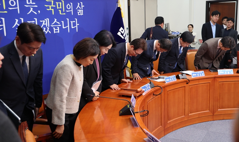 김민석 더불어민주당 대표, 한병도 원내대표 등 지도부가 21일 국회에서 열린 최고위원회의에 앞서 고개숙여 인사를 하고 있다. / 뉴시스