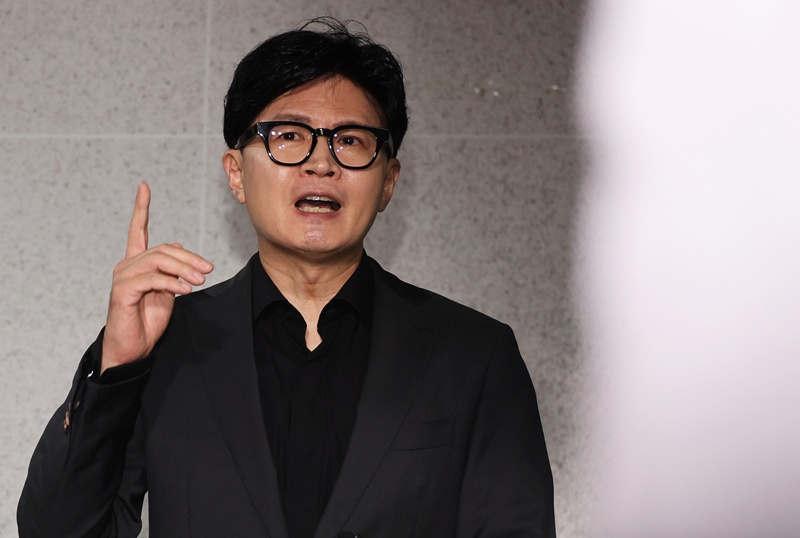 한동훈 무소속 의원이 자신이 앞선 차기 대선주자 여론조사 결과를 페이스북에 공유하고 있다. 대선까지 수년이 남은 시점에서 이러한 홍보가 ‘중용지도’에 부합하는 자신감인지, 성급한 기대인지는 지켜볼 대목이다. / 뉴시스