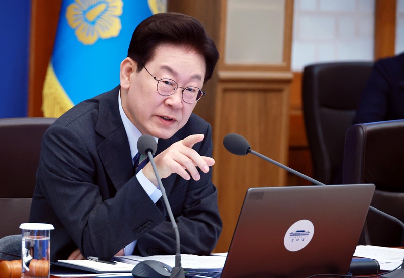 이재명 대통령은 21일 X에서 “배석을 막는 것은 대통령의 행정감독권을 무력화하고 수사·기소 기구를 ‘밀실 속 치외법권 성역’으로 두겠다는 위험한 발상”이라고 역공했다. / 뉴시스