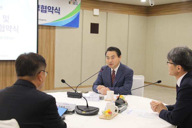 협약식에서 실증 사업 관련 의견을 논의하는 황보연 서울에너지공사 사장. / 서울에너지공사