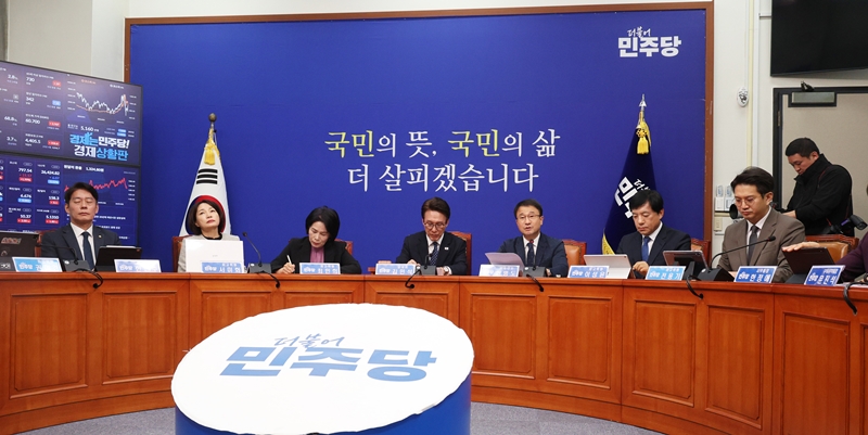 더불어민주당이 정부의 3대 메가프로젝트 정책을 뒷받침하기 위해 ‘초광역특구법’을 발의했다. 사진은 한병도 원내대표가 21일 국회에서 열린 최고위원회의에서 발언하고 있는 모습. / 뉴시스