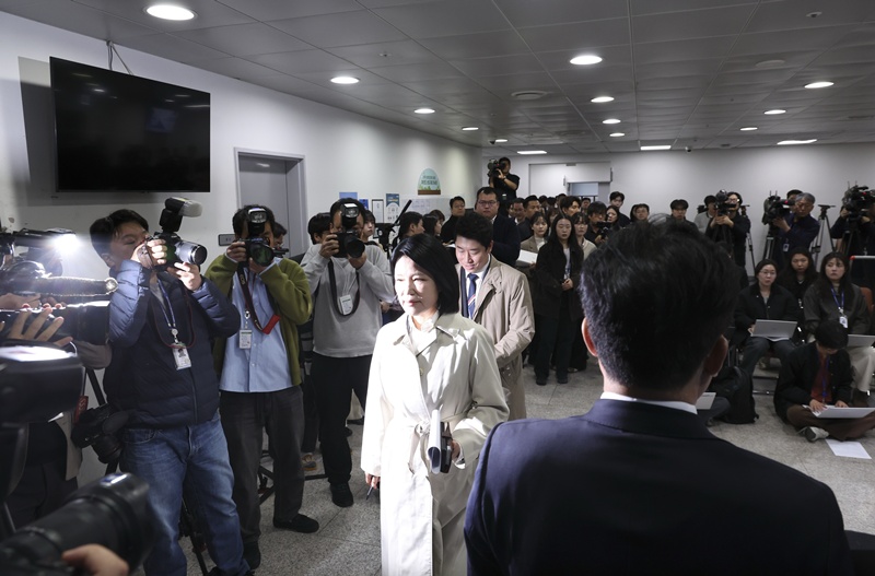 이진숙 국민의힘 의원이 22일 오전 서울 여의도 국회 소통관에서 더불어민주당 과학기술정보방송통신위원회 소속 위원들이 백브리핑을 하고 있는 가운데 기자회견을 하기 위해 이동하고 있다. / 뉴시스