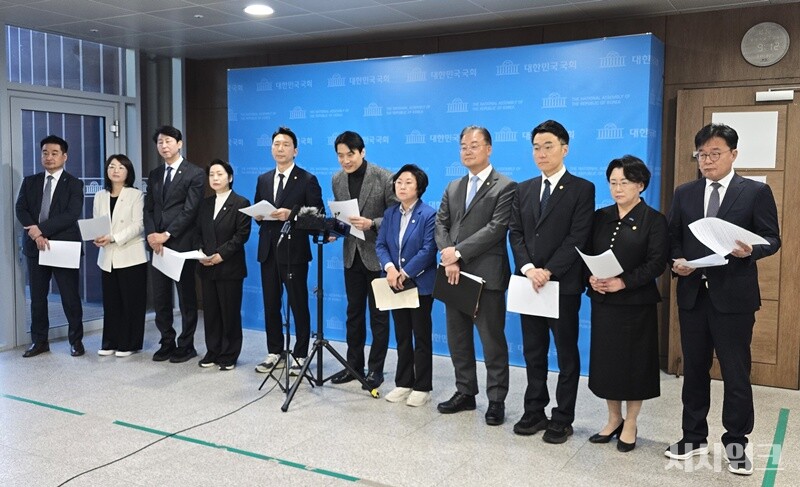 더불어민주당 과학기술정보방송통신위원회 소속 의원들과 범여권 의원들이 22일 오전 서울 여의도 국회 소통관에서 헌법재판소의 이진숙 국민의힘 의원의 ‘자기 사건 감사’ 제척 유지 결정과 관련해 긴급 기자회견을 하고 있다. / 사진=김두완 기자