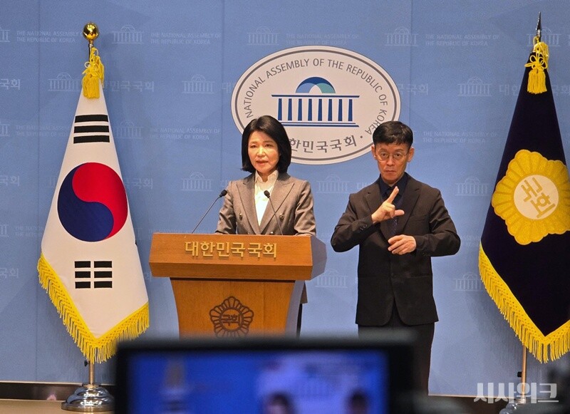 이진숙 국민의힘 의원이 22일 오전 9시 20분 서울 여의도 국회 소통관에서 헌법재판소의 본인에 대한 과학기술정보방송통신위원회 국정감사 제척 관련 가처분이 일부 인용되자 긴급 기자회견을 하고 있다. / 사진=김두완 기자