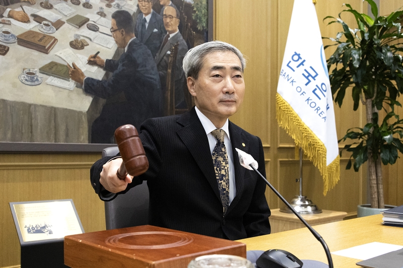 신현송 한국은행 총재가 22일 서울 중구 한국은행에서 열린 금융통화위원회 회의에서 의사봉을 두드리고 있다. / 뉴시스·사진공동취재단 