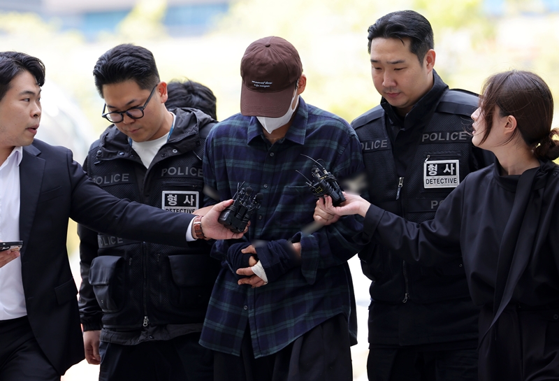 가족이나 연인 등 친밀한 관계가 가해자로 목숨을 위협하는 이른바 '관계성 범죄'가 잇따라 발생해 고위험 가해자를 조기에 식별하고 적극적으로 개입할 수 있는 방안을 마련해야 한다는 목소리가 제기되고 있다. 사진은 이혼 소송 중 장모를 살해하고 아내를 차량에 태워 도주한 혐의를 받는 20대 남성이 지난 13일 서울 송파구 동부지방법원에서 열린 구속 전 피의자 심문에 출석하고 있는 모습이다. / 뉴시스