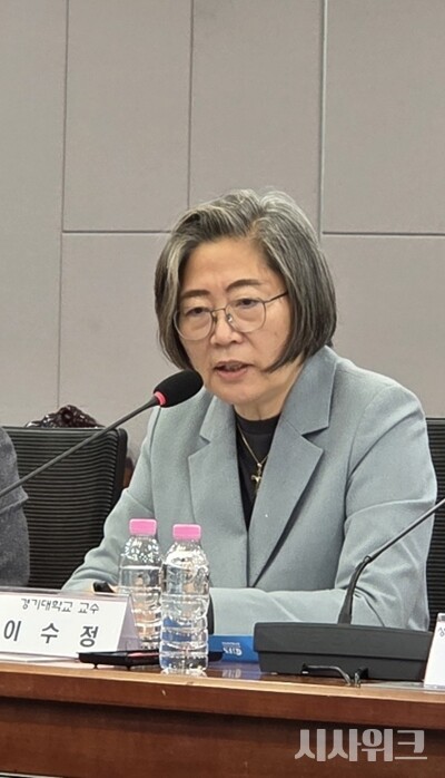 21일 국회에서 진행된 '관계성범죄, 반복되는 여성 피해와 국가의 책임' 간담회에서 이수정 교수는 재범 위험성이 높은 정신질환 범죄자를 형기가 끝난 뒤 치료 전담 시설에 수용해 재범 위험이 낮아질 때까지 치료‧재활하는 '치료목적 보호수용제' 도입의 필요성을 제시했다. / 이민지 기자