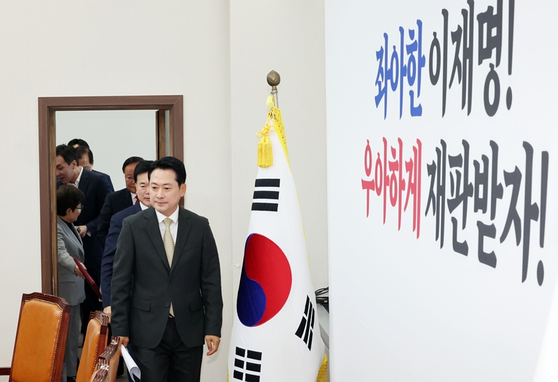 장동혁 국민의힘 대표가 22일 여의도 국회에서 열린 최고위원회의에 참석하고 있다. / 뉴시스