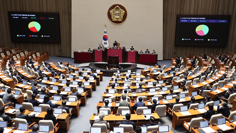 국민의힘이 주52시간제 특례 포함 여부를 두고 두 갈래로 나뉜 더불어민주당의 법안 발의를 비판하고 나섰다. 하나의 쟁점에 찬반 양쪽 입장을 담은 두 법안을 내놓은 것은 어느 쪽으로 결론이 나더라도 책임지지 않으려는 행태란 지적이다. / 뉴시스
